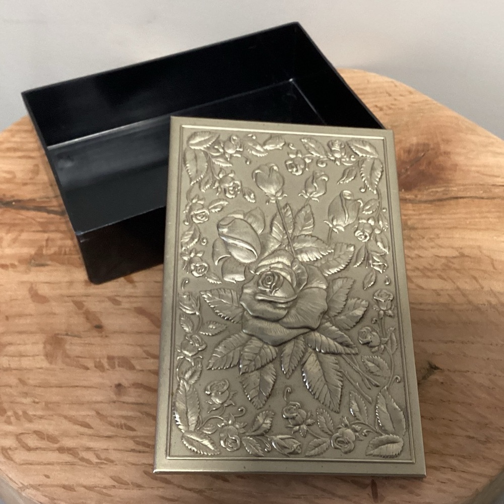 ⚫️ Vintage - Made In Holland - Floral Themed Metal Lid Box - Collectible -Rare